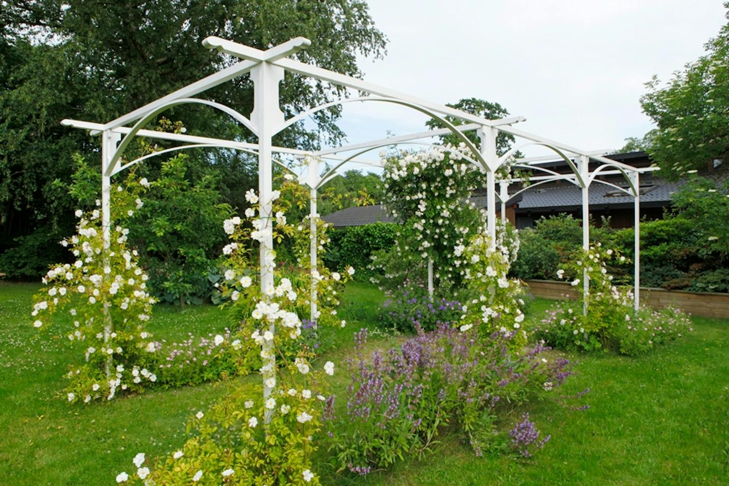 Tukeva pergola ja kauniit kaaret Tukeva pergola ja kauniit kaaret